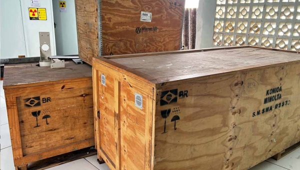 Sindicato denuncia que mesmo após cobrar solução da Sesacre, raio-x encaixotado há mais de 7 anos em unidade de saúde de Manoel Urbano