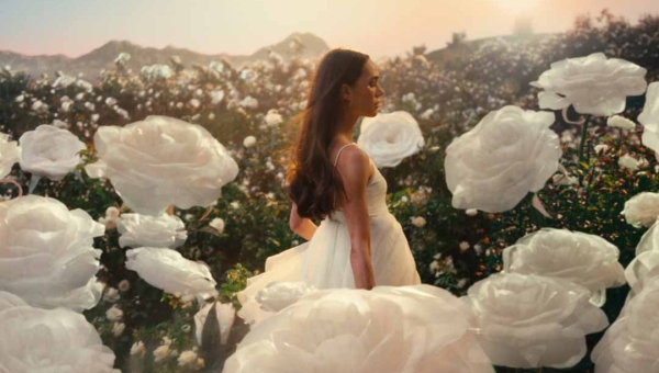 Campanha da Natura: "Aura Alba" Celebra a Exuberância Feminina