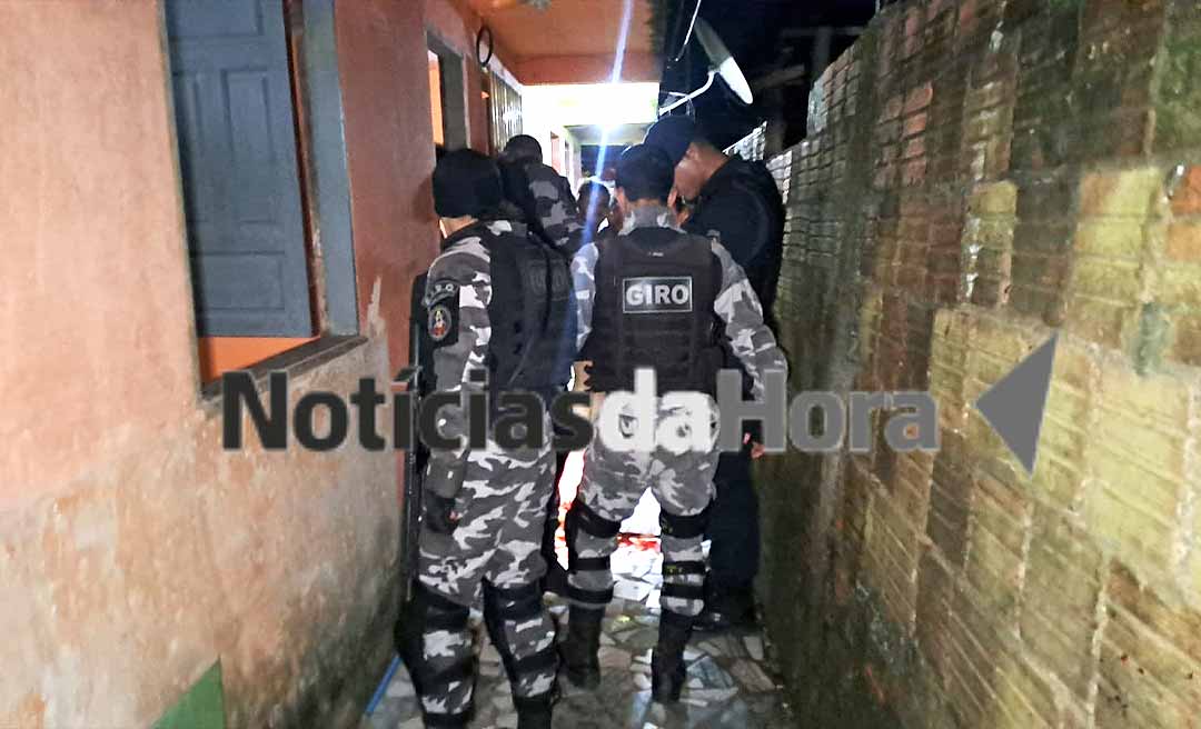 Mulher morre ao ser alvejada com cinco tiros no bairro Seis de Agosto; filho também foi baleado ao tentar impedir o crime