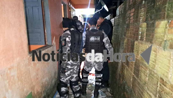 Mulher morre ao ser alvejada com cinco tiros no bairro Seis de Agosto; filho também foi baleado ao tentar impedir o crime