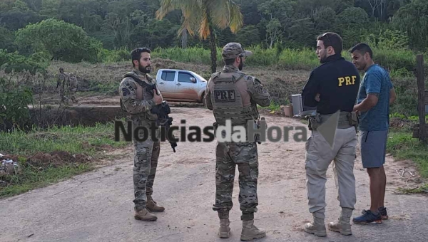 Motorista foge da PRF e se joga no Rio Acre após perseguição; caminhonete com carga de cigarros é apreendida