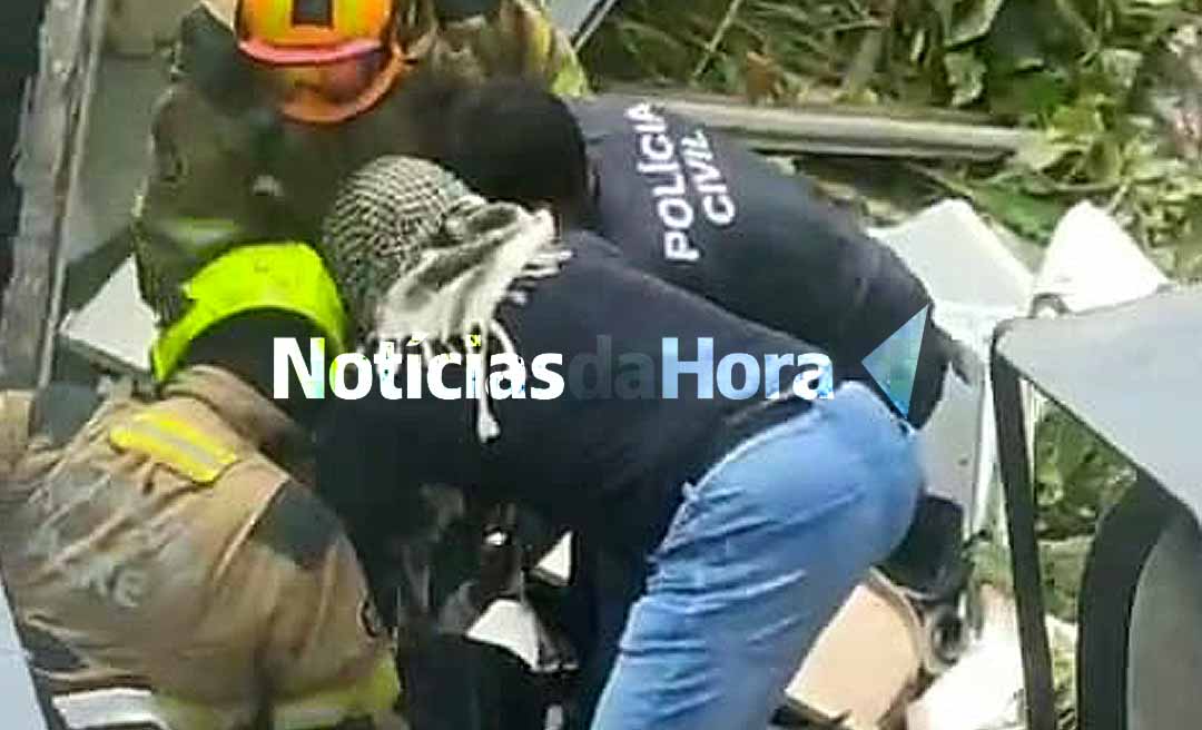 Caminhoneiro morre esmagado após capotar caminhão na BR-364, no interior do Acre