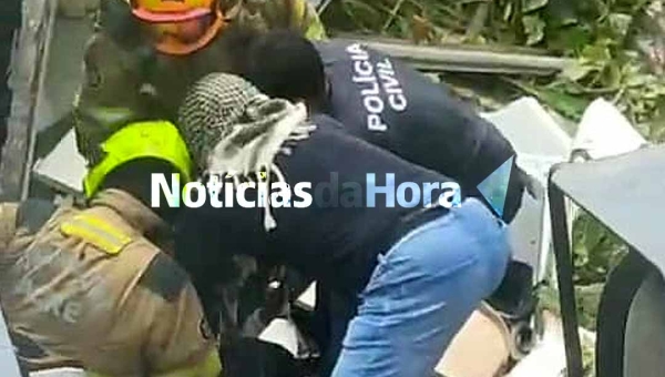 Caminhoneiro morre esmagado após capotar caminhão na BR-364, no interior do Acre