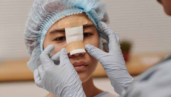 Geração Z impulsiona boom da estética minimamente invasiva e redesenha padrões de beleza