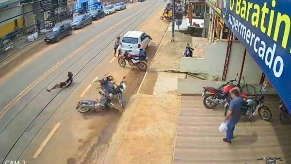 Mulher é atropelada em Brasiléia; condutor foge sem prestar socorro a vítima que desmaiou após ser atingida