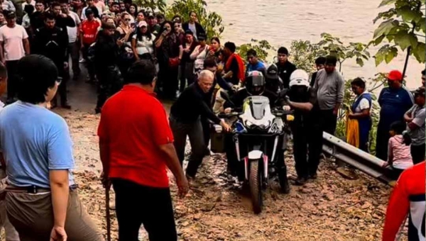 Deslizamento bloqueia estrada durante viagem de motocicleta ao Peru; fotógrafo acreano relata situação nas redes sociais