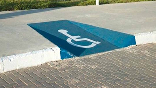 Levantamento mostra que rampa de acesso para cadeirantes praticamente não existe em Rio Branco