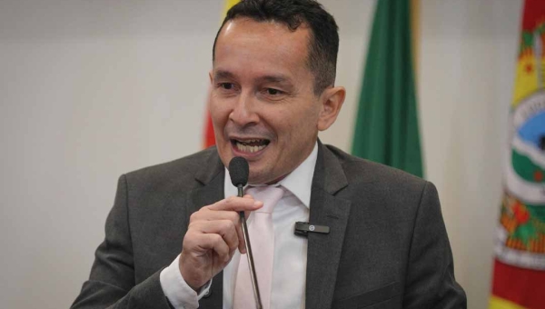 Adailton Cruz defende plano de transição para atender temporários da Saúde