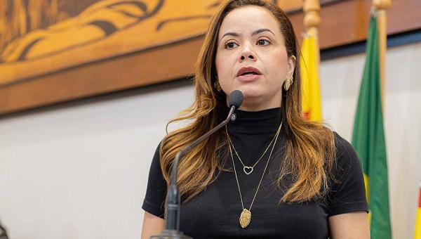 Michelle Melo cobra urgência na implantação de plano de transição servidores desligados da saúde e elogia sensibilidade do Governo e da Sesacre