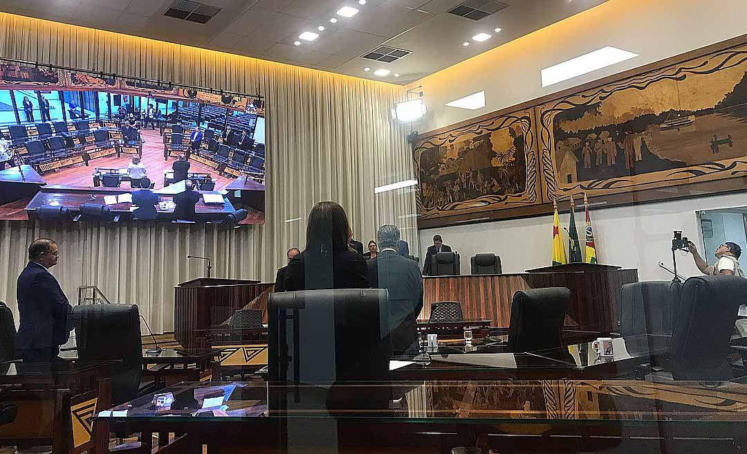 Assembleia faz um minuto de silêncio em memória ao Papa Francisco, falecido na última segunda-feira