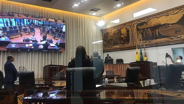 Assembleia faz um minuto de silêncio em memória ao Papa Francisco, falecido na última segunda-feira