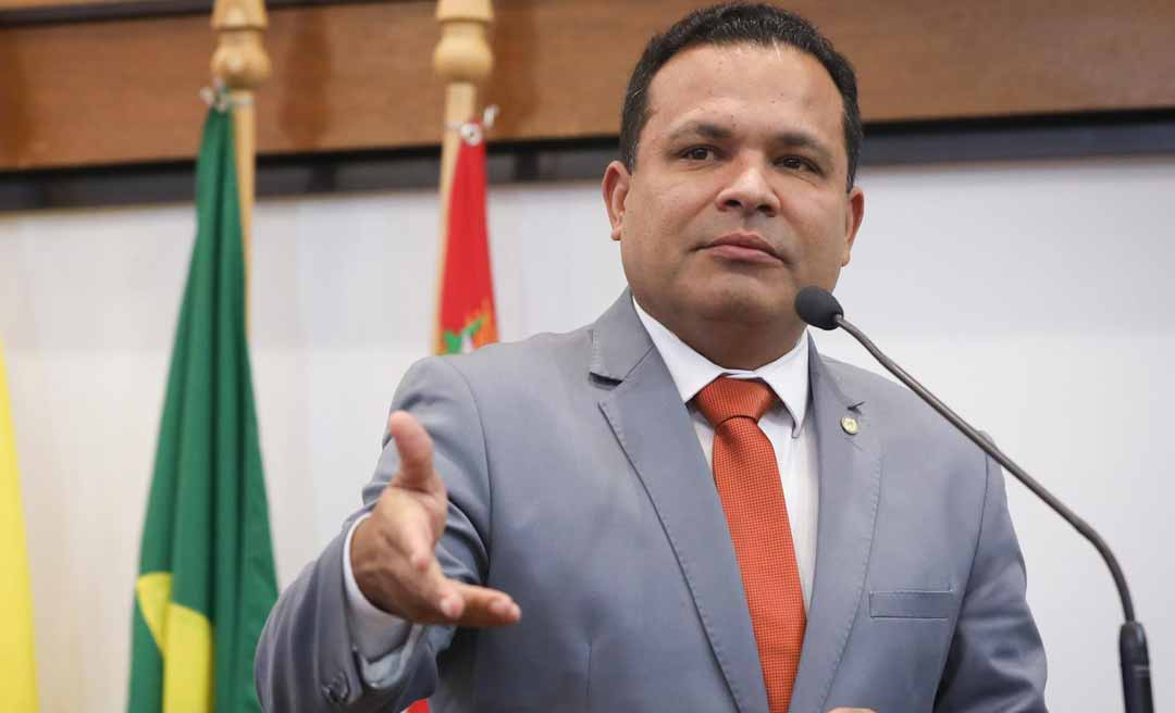 Tadeu Hassem denuncia que empresa contratada para recuperar a BR-317 está tapando buracos que não existem