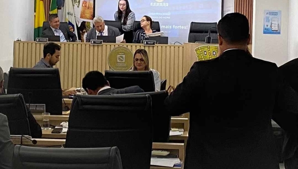 Base do prefeito Bocalom aprova requerimentos da oposição para investigar pastas da gestão municipal