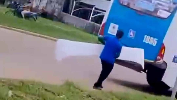 Ônibus perde para-choque em via movimentada de Rio Branco e vídeo viraliza nas redes sociais