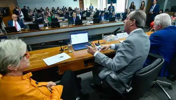 PEC que acaba com a reeleição para presidente, governadores e prefeitos avança no Senado