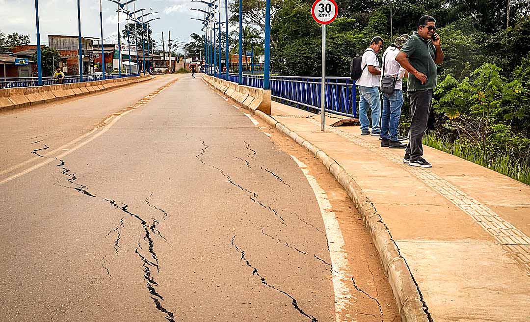 “Obra eleitoreira!”, diz Fábio Araújo da ponte sobre o Igarapé Judia; Eber Machado conclui: “Todo o recurso aqui já foi pelo ralo”