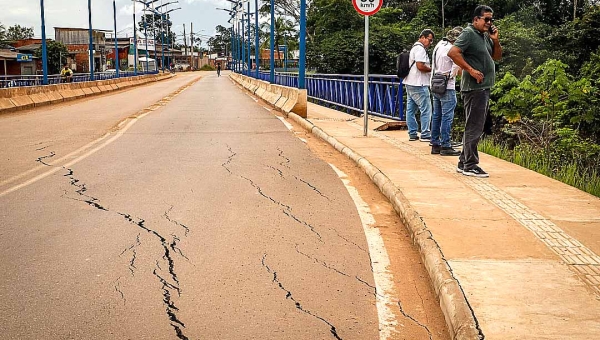 “Obra eleitoreira!”, diz Fábio Araújo da ponte sobre o Igarapé Judia; Eber Machado conclui: “Todo o recurso aqui já foi pelo ralo”