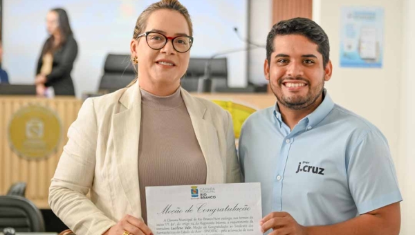 Aprovado PL que acrescenta o termo 'farmacêutica' a Urap Cláudia Vitorino 