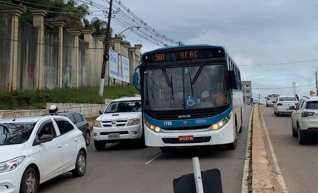 Mais um quebrado! Ônibus da Ricco apresenta pane e deixa passageiros a pé na Avenida Ceará
