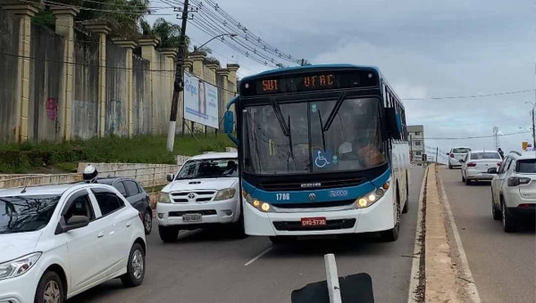 Mais um quebrado! Ônibus da Ricco apresenta pane e deixa passageiros a pé na Avenida Ceará