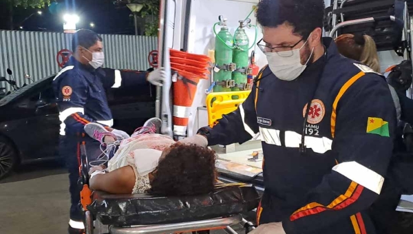 Mulher grávida em situação de rua pede socorro no Samu após ser ferida a faca em tentativa de feminicídio no Centro de Rio Branco