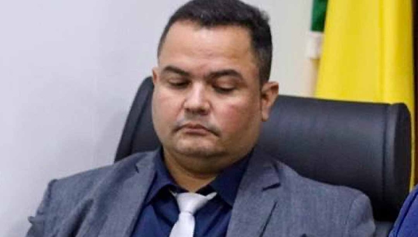 Mesmo pedindo fim de viagens e diárias, vice-presidente da Câmara de Rio Branco, Leôncio Castro, autoriza assessor a fazer curso em Fortaleza