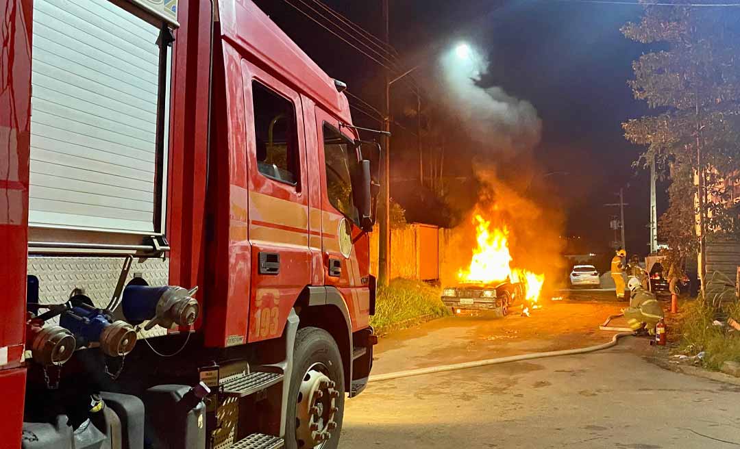 Pane ou ato proposital? Carro é incendiado no fim de festa na Capital; Dois homens em uma moto teriam ateado fogo no veículo
