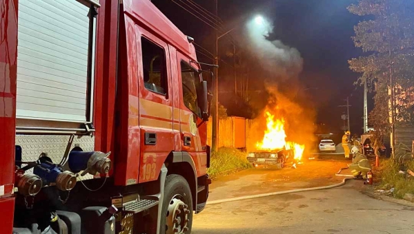 Pane ou ato proposital? Carro é incendiado no fim de festa na Capital; Dois homens em uma moto teriam ateado fogo no veículo