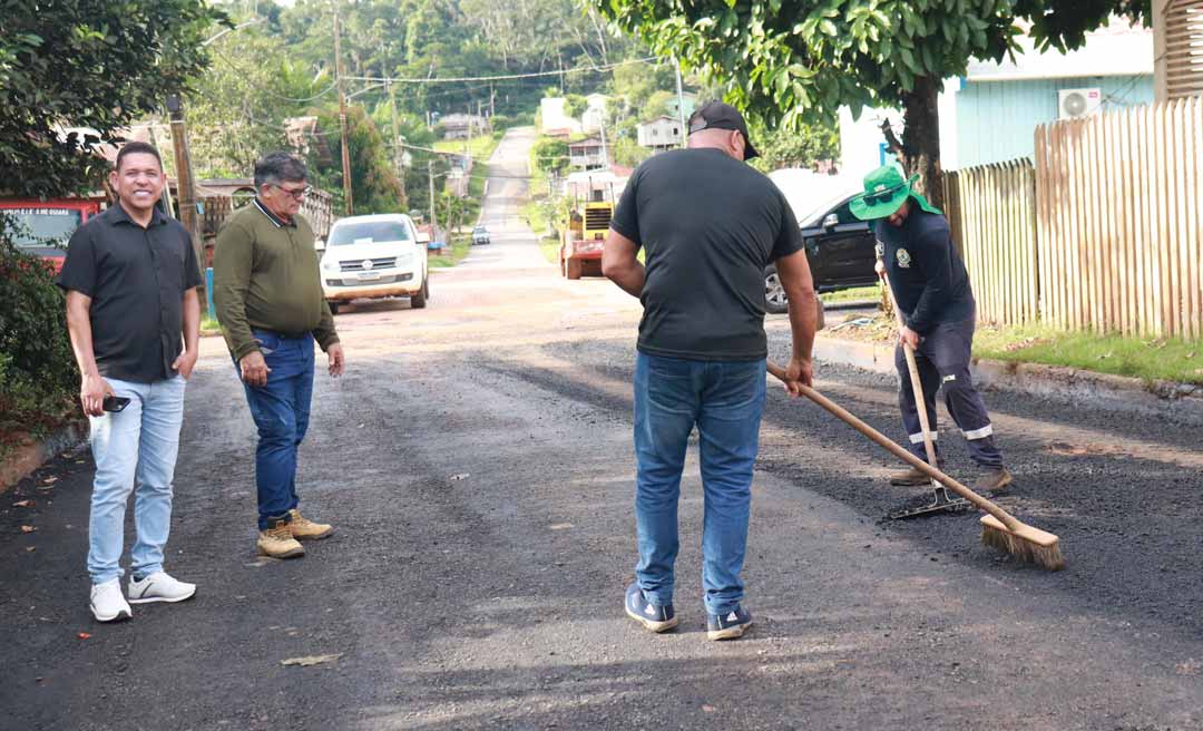 Prefeito Jerry Correia acompanha melhorias em ruas da cidade de Assis Brasil