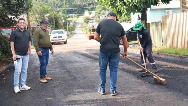 Prefeito Jerry Correia acompanha melhorias em ruas da cidade de Assis Brasil