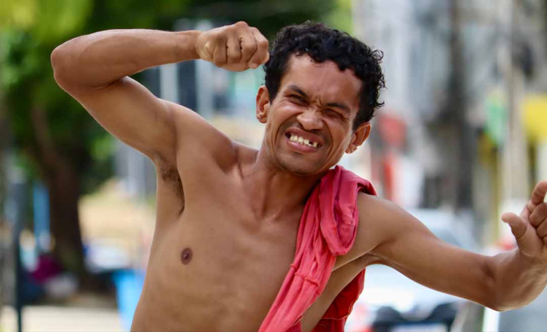 Homem em situação de rua que ameaçou repórter com pedrada no Centro de Rio Branco pede ajuda para largar o vício