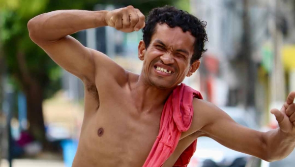 Homem em situação de rua que ameaçou repórter com pedrada no Centro de Rio Branco pede ajuda para largar o vício