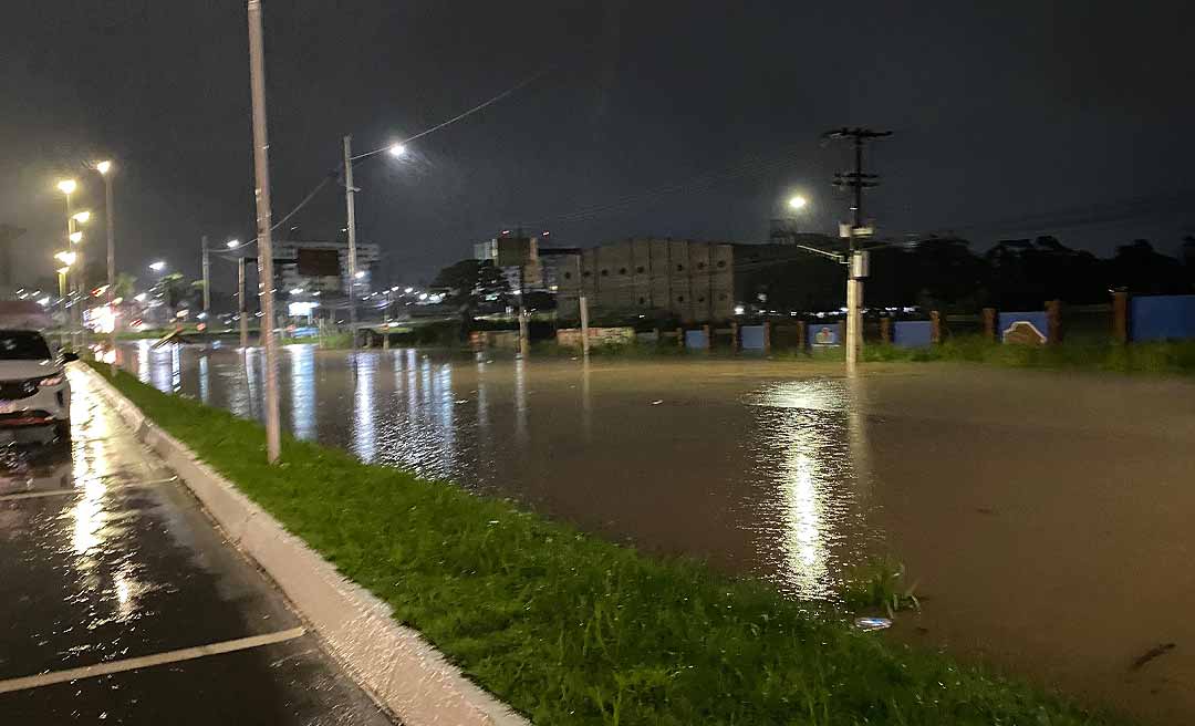 Chuva forte causa alagamentos e transtornos em diversos pontos de Rio Branco; Estrada do Calafate fica bloqueada