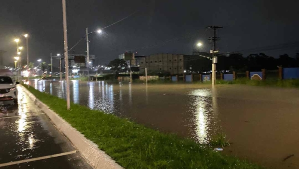 Chuva forte causa alagamentos e transtornos em diversos pontos de Rio Branco; Estrada do Calafate fica bloqueada