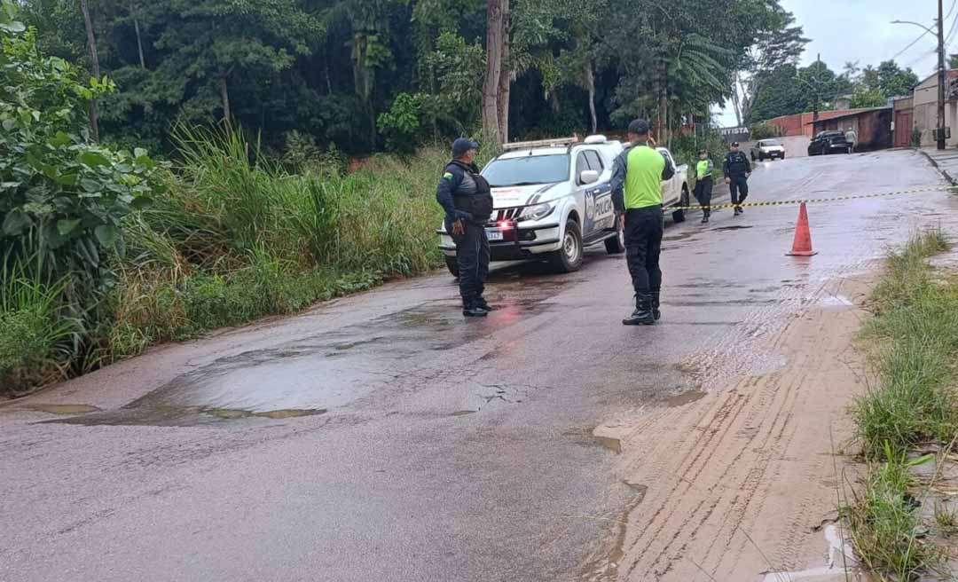 Forte chuva faz asfalto ceder na Rua José Magalhães, próximo ao Horto Florestal; via foi interditada