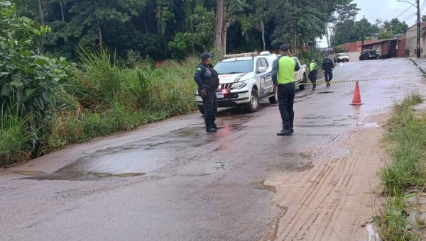 Forte chuva faz asfalto ceder na Rua José Magalhães, próximo ao Horto Florestal; via foi interditada