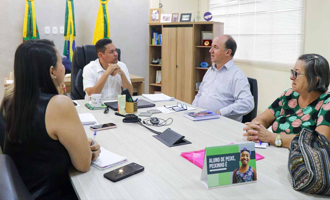 Prefeito Jerry Correia se reúne com Padre Henrique para tratar da programação do Dia da Padroeira de Assis Brasil