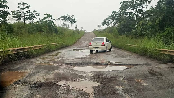 Vídeo mostra atoleiro e fila de caminhões na BR-364 no Acre após chuva; taxistas falam em fechar rodovia em protesto