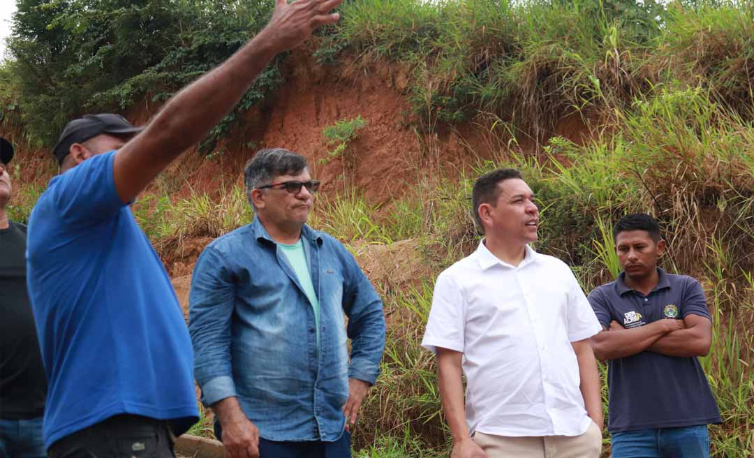 Acompanhado do vice e secretários, Jerry Correia vistoria serviço de recuperação na maior rua de Assis Brasil