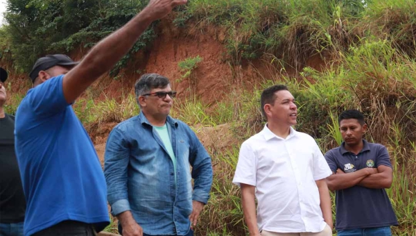 Acompanhado do vice e secretários, Jerry Correia vistoria serviço de recuperação na maior rua de Assis Brasil