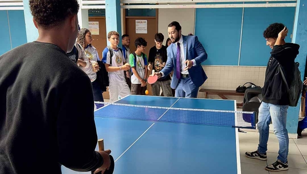 Deputado Emerson Jarude entrega jogos didáticos ao CEJA e desafia alunos para garantir próxima emenda”
