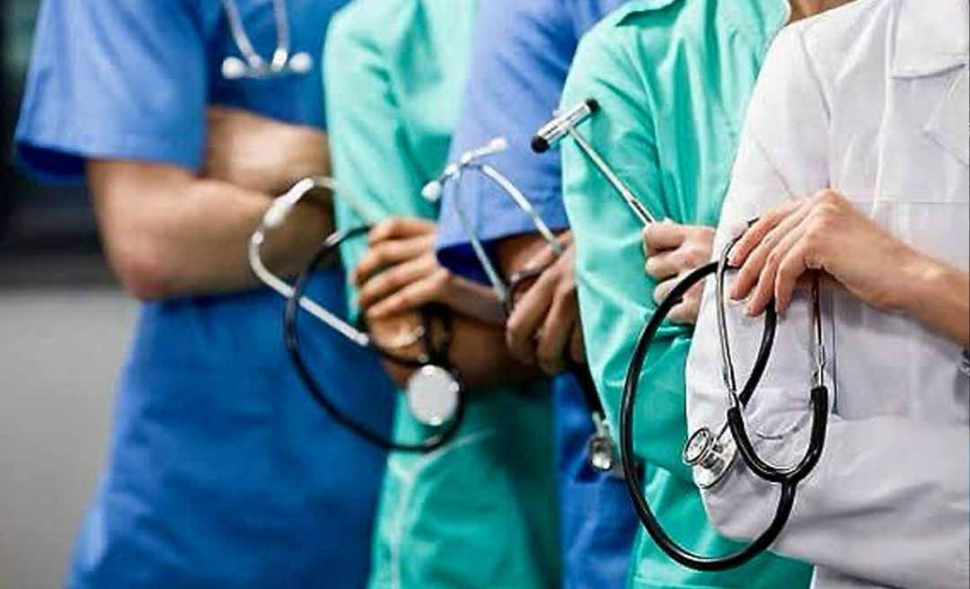 Quase 700 mil médicos devem atuar no Brasil até o final deste ano; mulheres são maioria, aponta levantamento