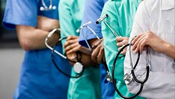 Quase 700 mil médicos devem atuar no Brasil até o final deste ano; mulheres são maioria, aponta levantamento