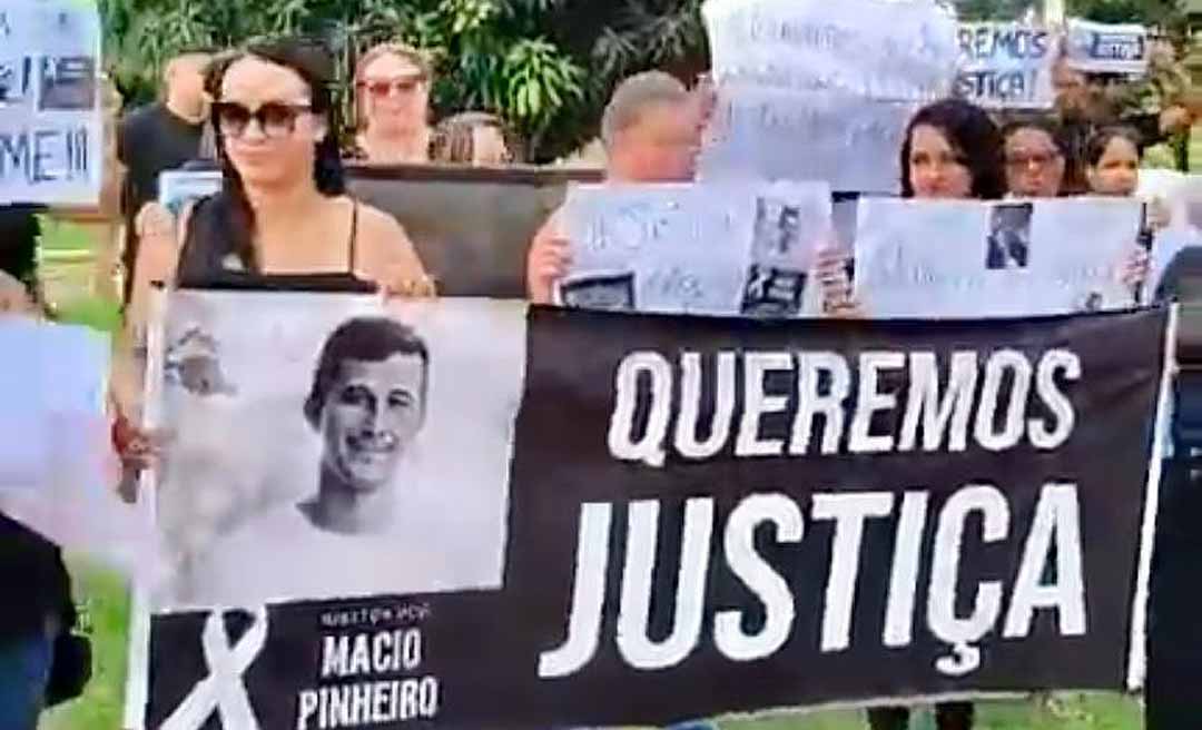 Familiares de vítimas de acidente na BR-364 fecham ponte Metálica em Rio Branco pedido punição a motorista: “Ele não merece estar solto!”