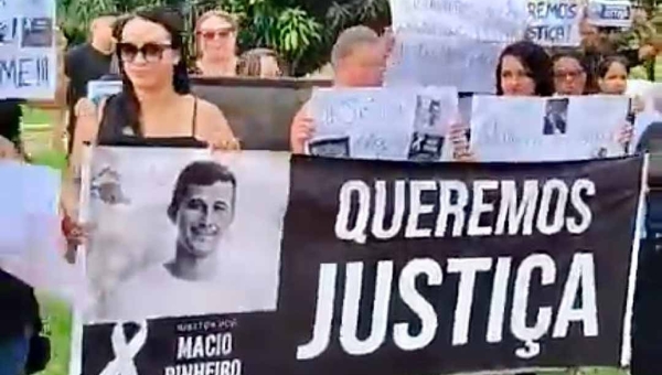 Familiares de vítimas de acidente na BR-364 fecham ponte Metálica em Rio Branco pedido punição a motorista: “Ele não merece estar solto!”