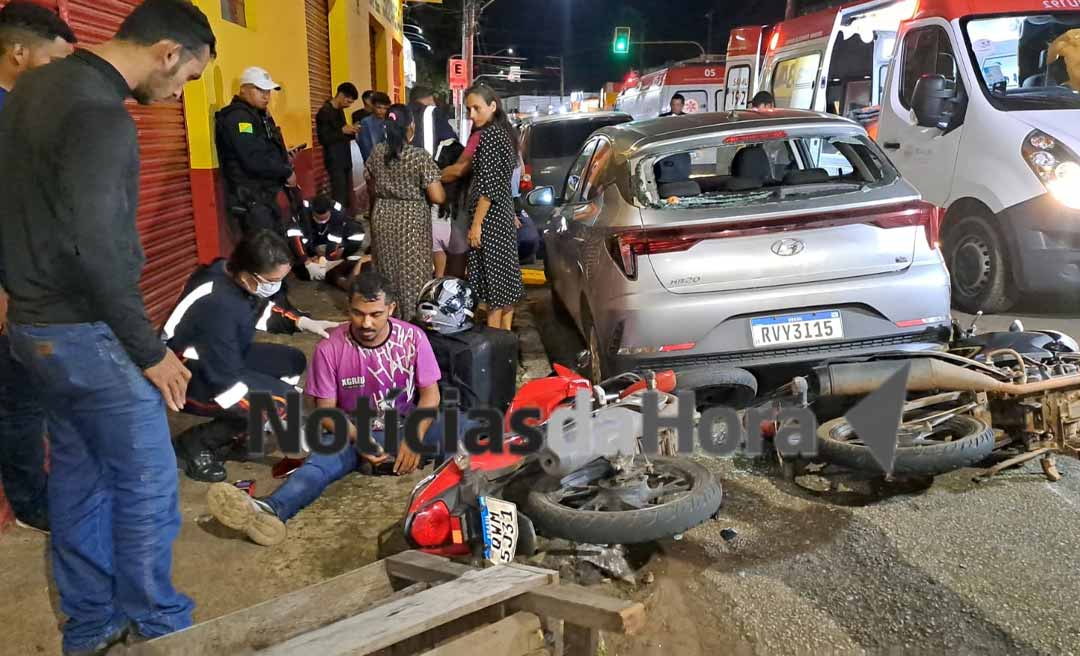 Motoboy perde controle de motocicleta após tentativa de ultrapassagem e colide com veículos estacionados nas proximidades do PS