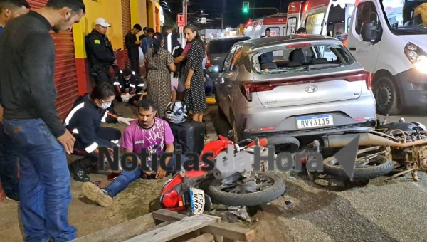 Motoboy perde controle de motocicleta após tentativa de ultrapassagem e colide com veículos estacionados nas proximidades do PS