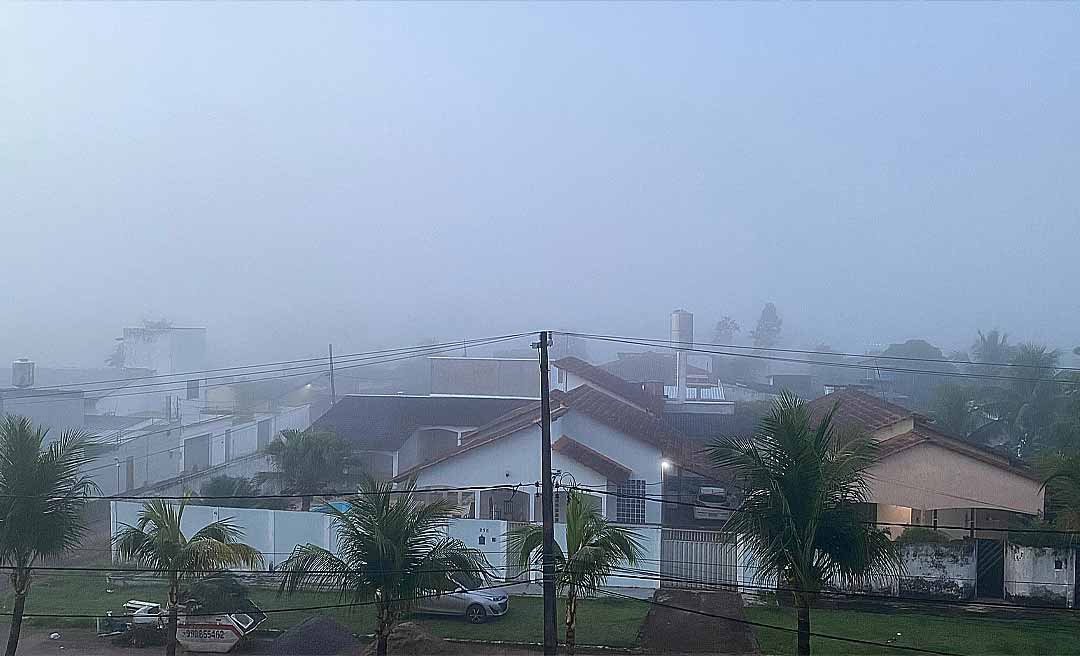 Rio Branco amanhece coberta por neblina; fenômeno sinaliza transição do inverno para o verão amazônico