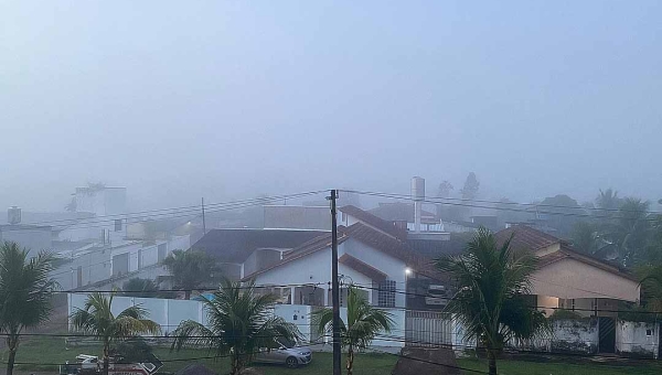 Rio Branco amanhece coberta por neblina; fenômeno sinaliza transição do inverno para o verão amazônico