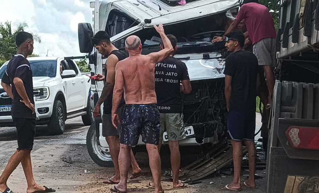 Acidente entre caminhões na BR-364 próximo aos municípios de Tarauacá e Feijó deixa motorista ferido